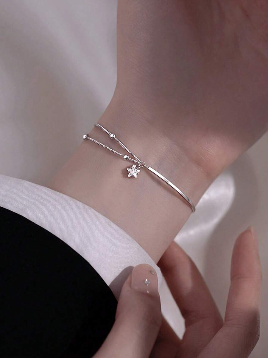 シンプルなハーフチェーンブレスレット デザインにスターが入っていて女性らしさを演出 2層構造