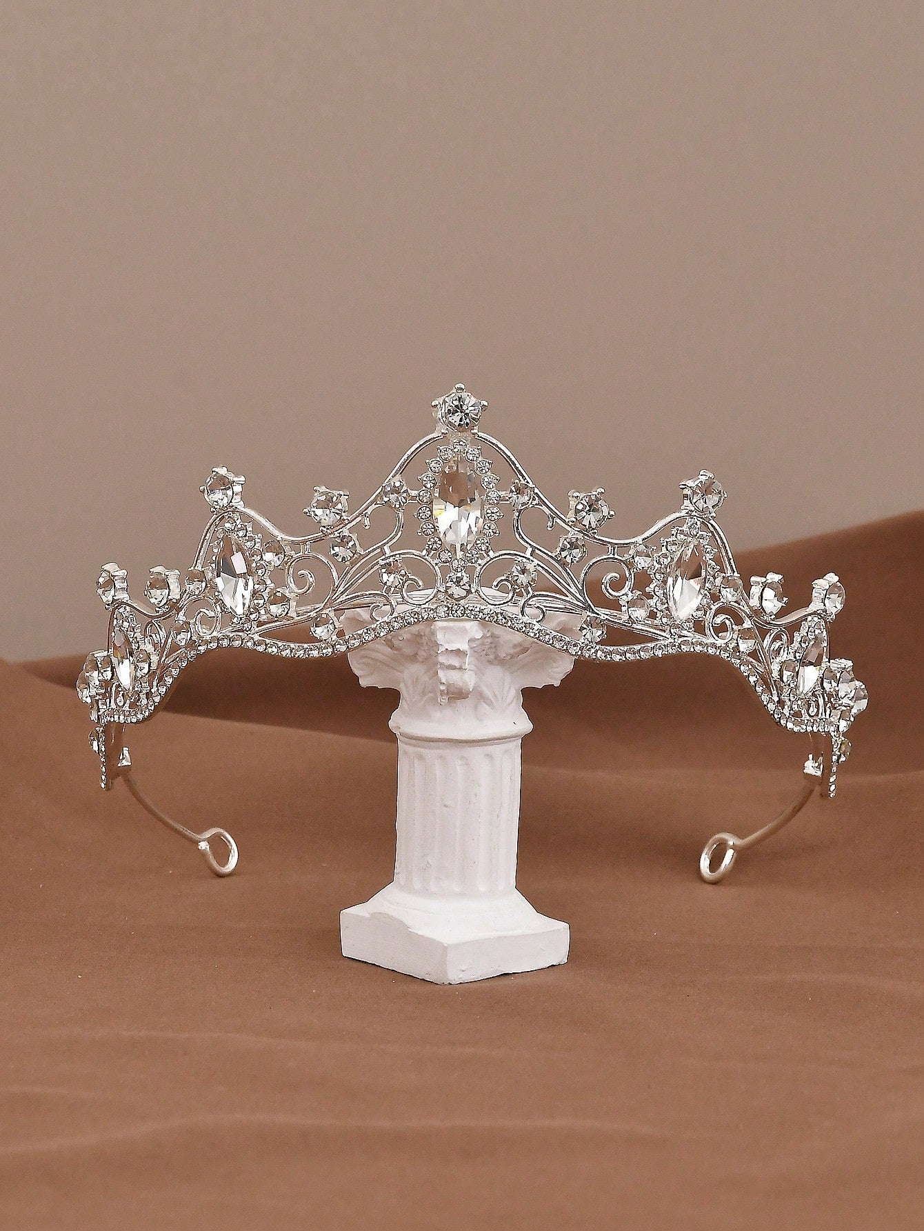 天使のデザインとキラキラしたラインストーンが美しいティアラヘッドピース、18歳の誕生日やウェディング式典に最適、電気不要、羽なし