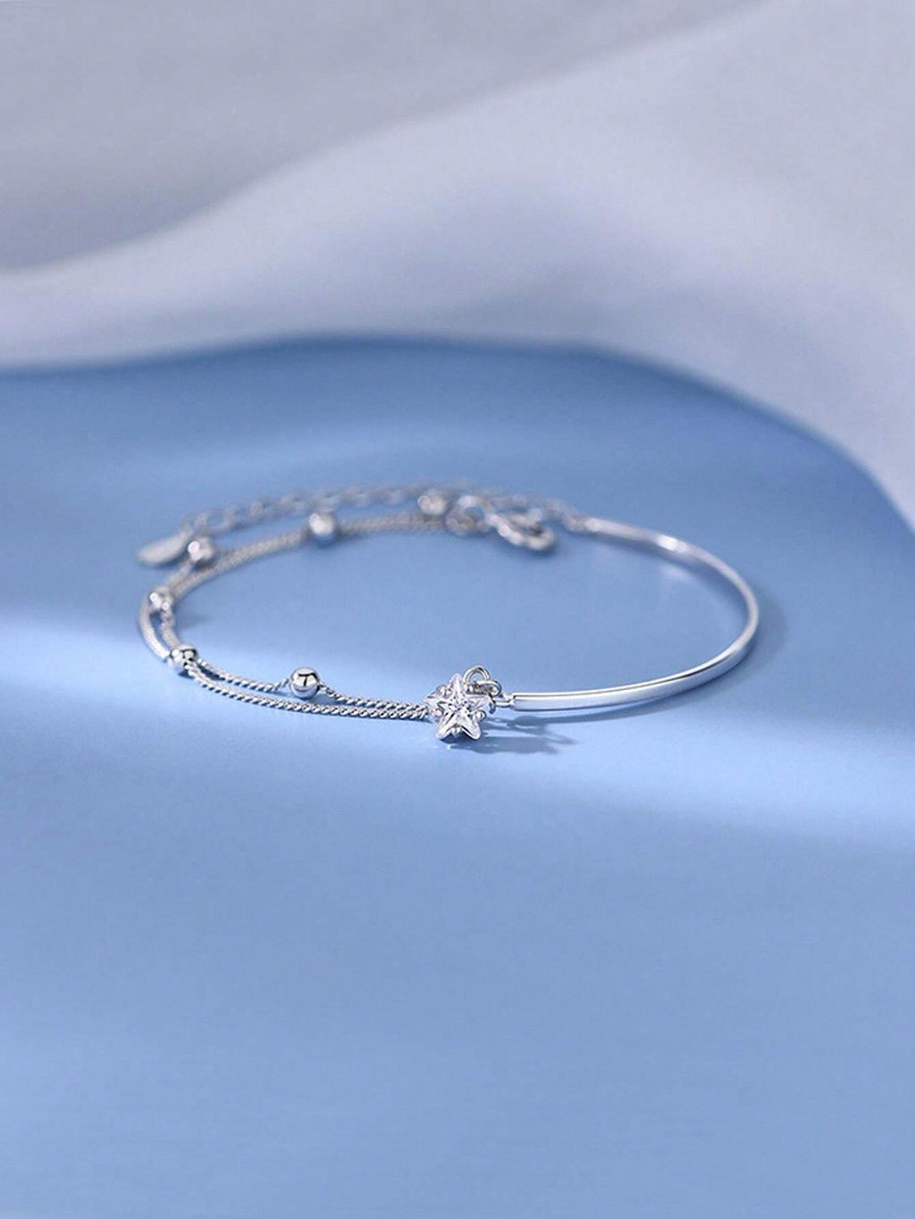 シンプルなハーフチェーンブレスレット デザインにスターが入っていて女性らしさを演出 2層構造