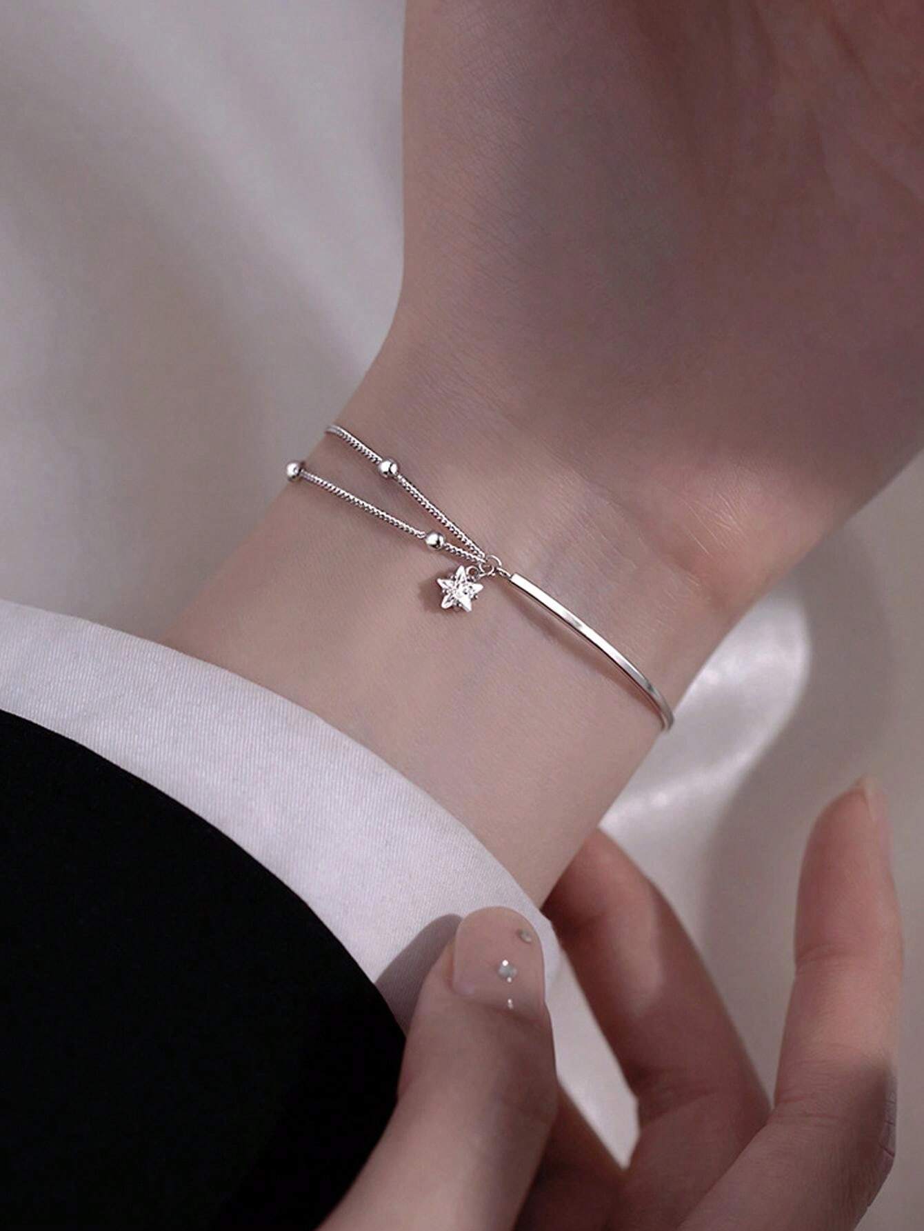 シンプルなハーフチェーンブレスレット デザインにスターが入っていて女性らしさを演出 2層構造