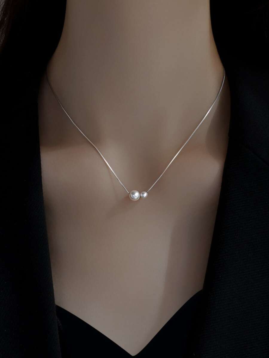 女性用エレガントなダブルフェイクパールネックレス1個。