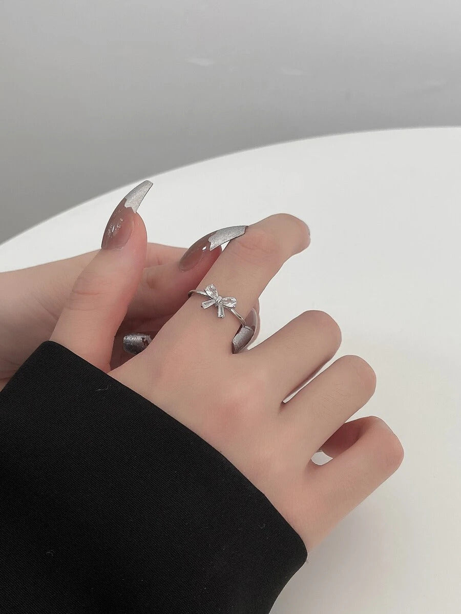 女性に最適な洗練された多目的なカッパーバウディテール形状のリング、インレー付き