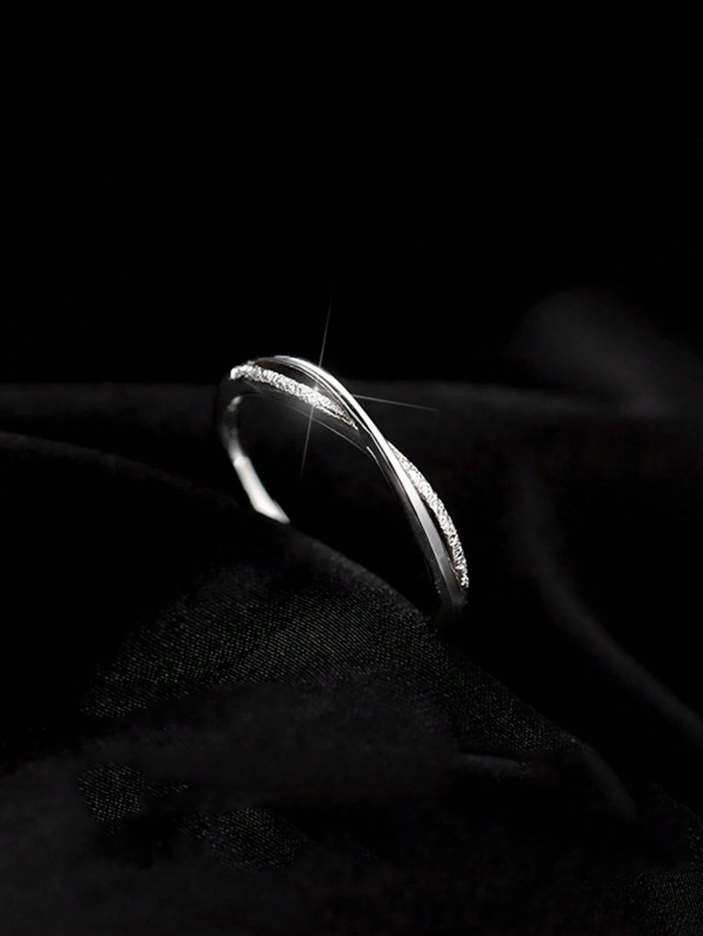 1個 シンプルラインクリスクロス調整可能リング、エレガントなミニマリストスタイル、毎日の着用に適しています