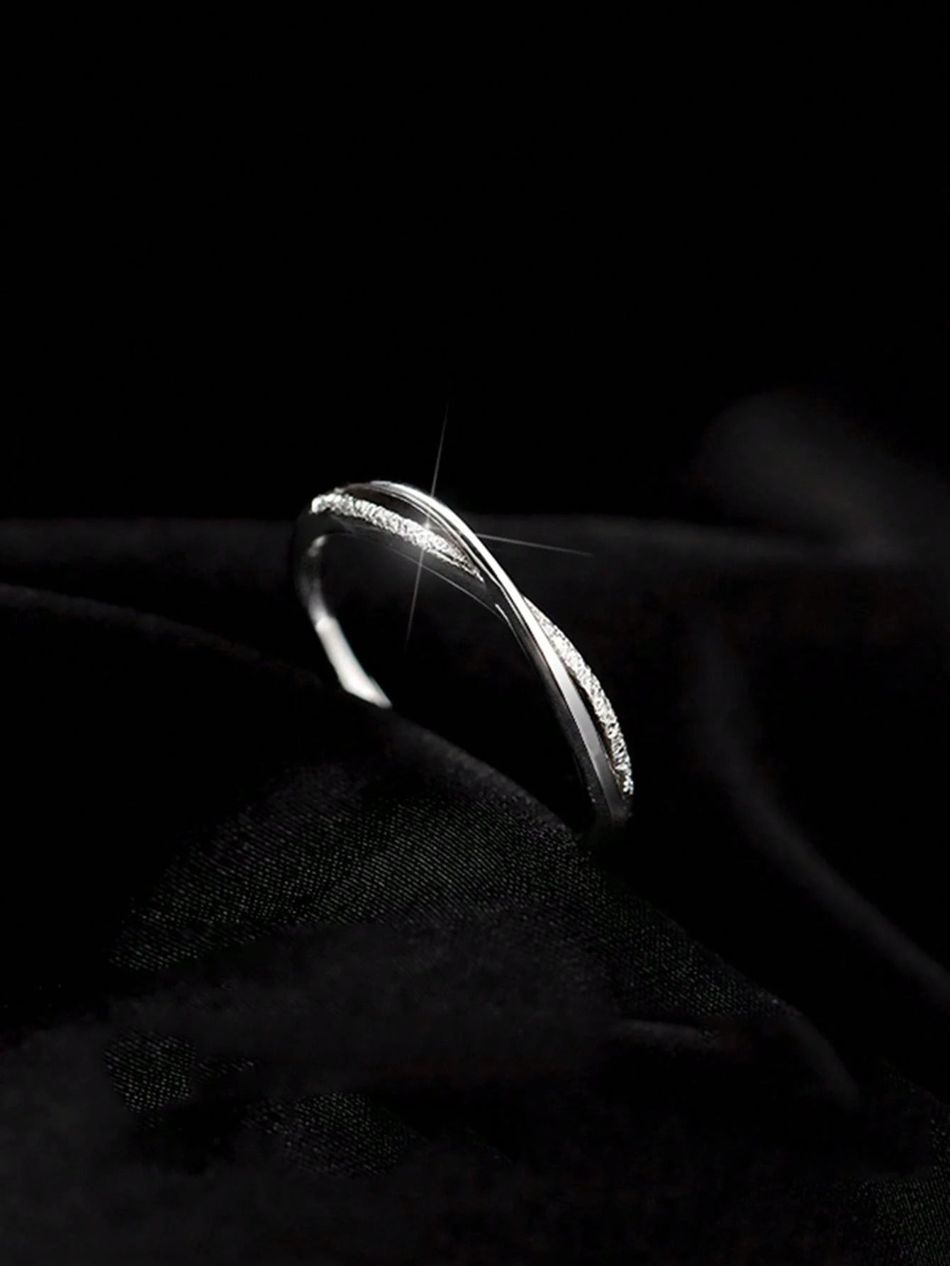 1個 シンプルラインクリスクロス調整可能リング、エレガントなミニマリストスタイル、毎日の着用に適しています