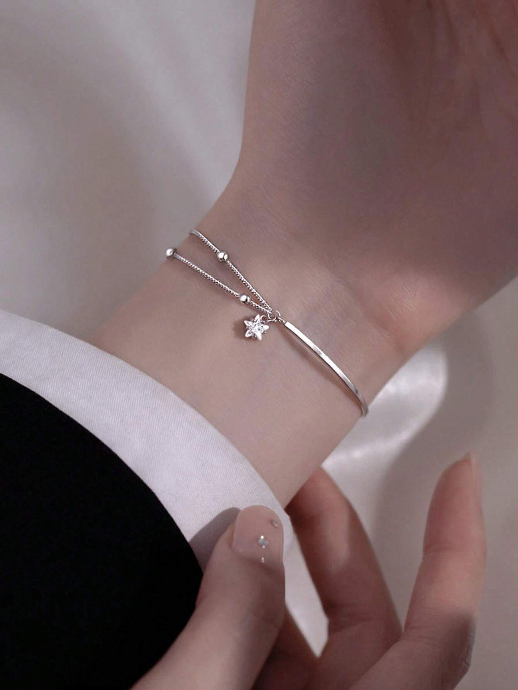 シンプルなハーフチェーンブレスレット デザインにスターが入っていて女性らしさを演出 2層構造