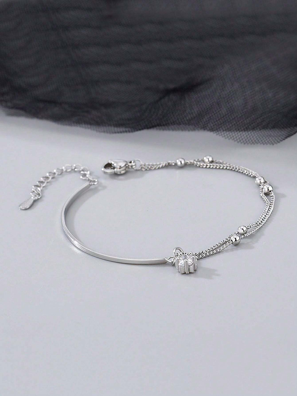 シンプルなハーフチェーンブレスレット デザインにスターが入っていて女性らしさを演出 2層構造