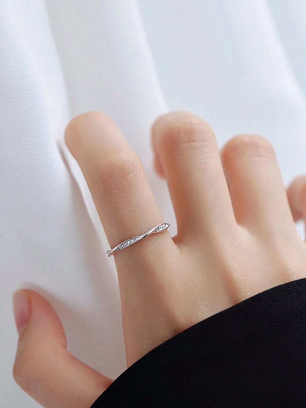 1個 韓国風 シンプルなモビウスリング、女性用 調整可能なインデックス指リング、デザイン性のあるスタッキングインデックス指リング、彼女への贈り物に