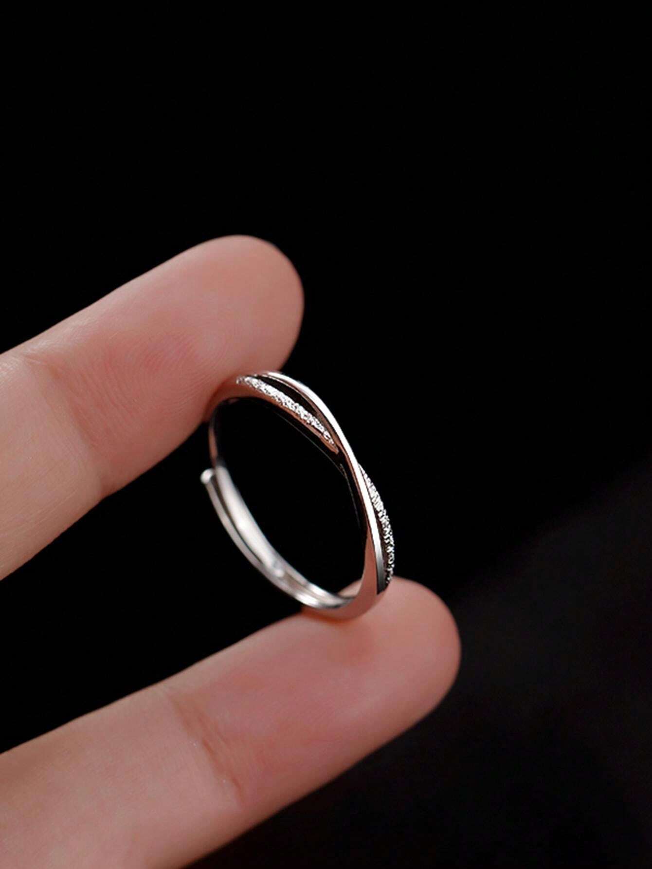 1個 シンプルラインクリスクロス調整可能リング、エレガントなミニマリストスタイル、毎日の着用に適しています