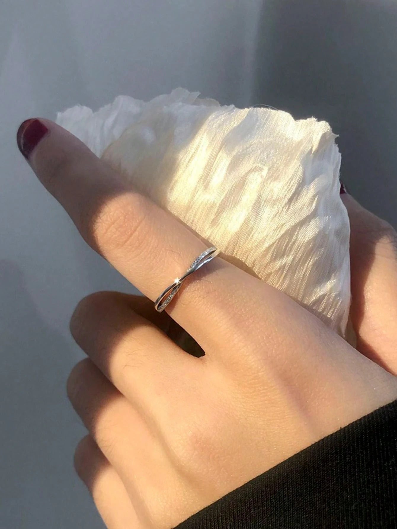 1個 シンプルラインクリスクロス調整可能リング、エレガントなミニマリストスタイル、毎日の着用に適しています