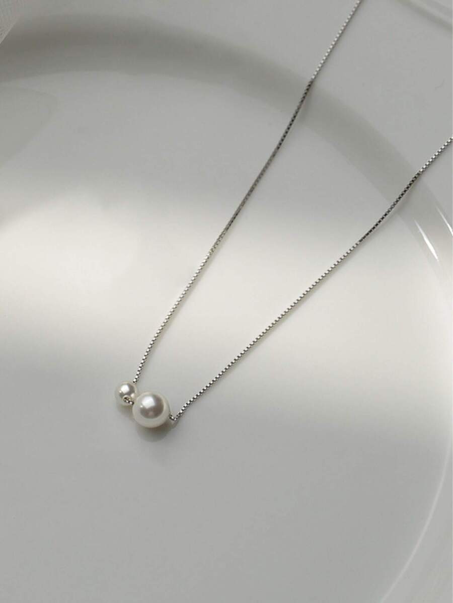 女性用エレガントなダブルフェイクパールネックレス1個。