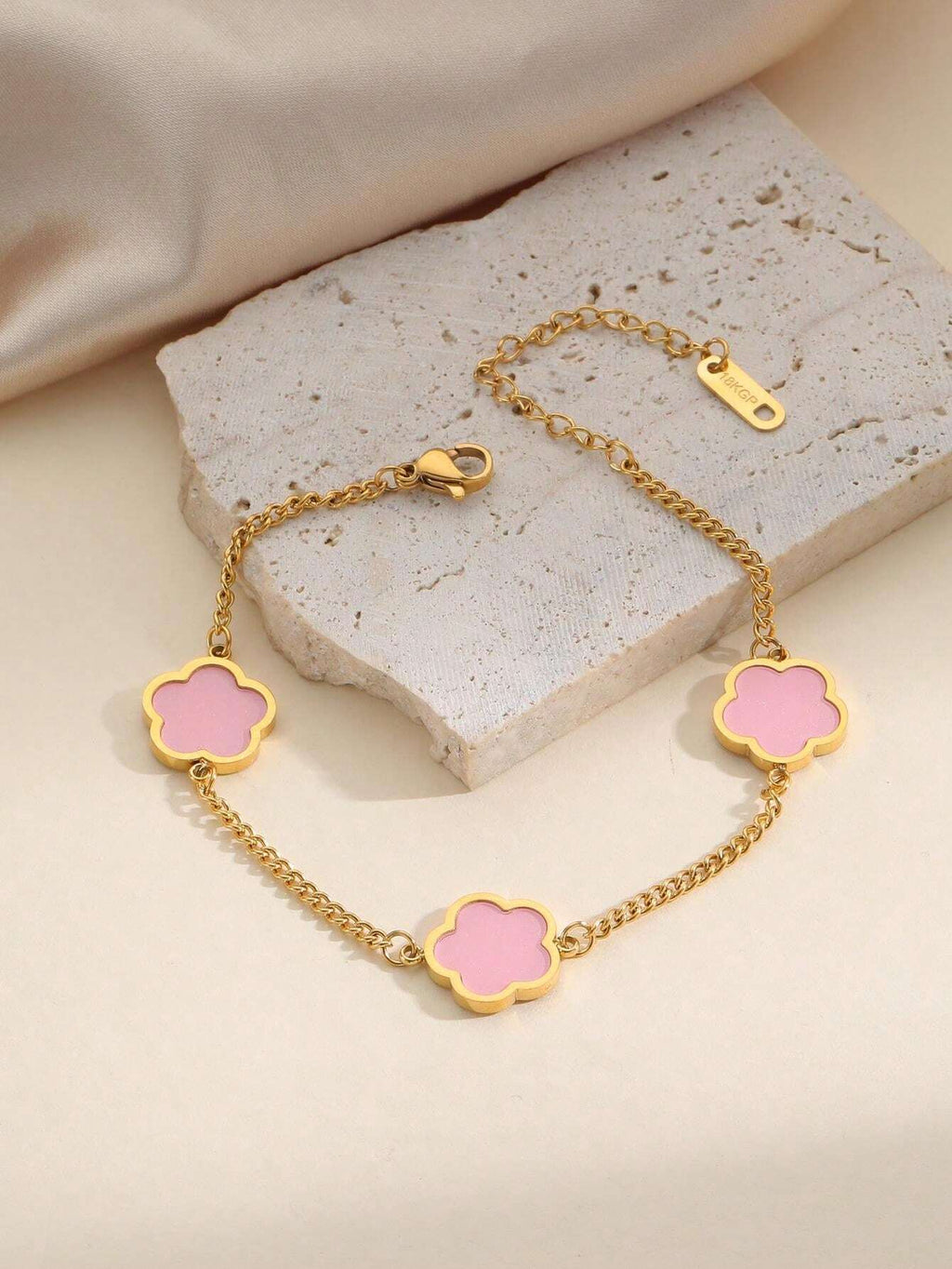 パーソナリティジュエリー ステンレススチールゴールドコーティング 5枚葉の花モチーフ ブレスレット 女性用 多色展開 光沢感あり おしゃれなデザイン フォーマルなシーンや普段でも活躍