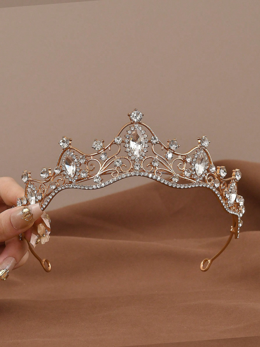 天使のデザインとキラキラしたラインストーンが美しいティアラヘッドピース、18歳の誕生日やウェディング式典に最適、電気不要、羽なし