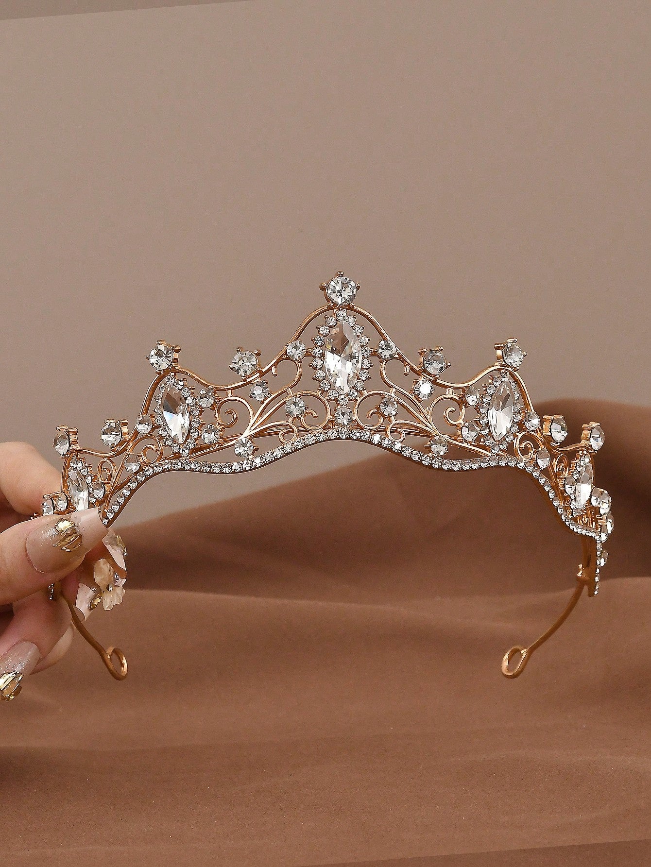 天使のデザインとキラキラしたラインストーンが美しいティアラヘッドピース、18歳の誕生日やウェディング式典に最適、電気不要、羽なし