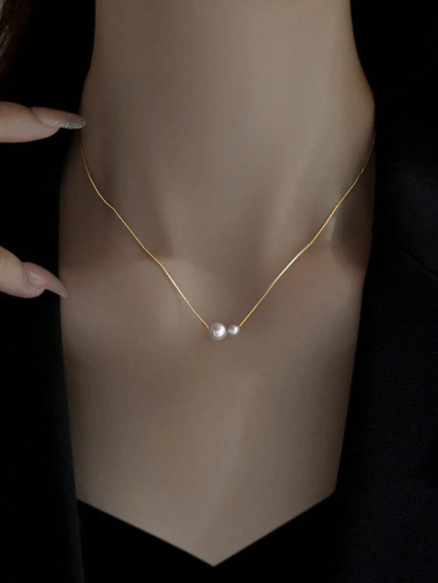 女性用エレガントなダブルフェイクパールネックレス1個。