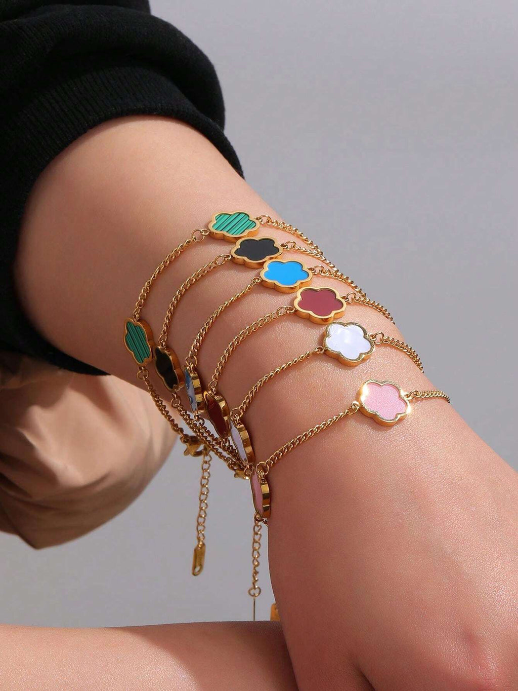 パーソナリティジュエリー ステンレススチールゴールドコーティング 5枚葉の花モチーフ ブレスレット 女性用 多色展開 光沢感あり おしゃれなデザイン フォーマルなシーンや普段でも活躍