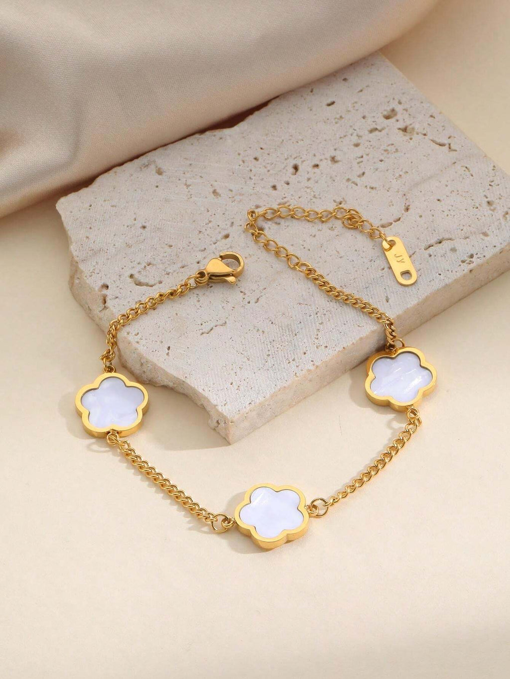 パーソナリティジュエリー ステンレススチールゴールドコーティング 5枚葉の花モチーフ ブレスレット 女性用 多色展開 光沢感あり おしゃれなデザイン フォーマルなシーンや普段でも活躍