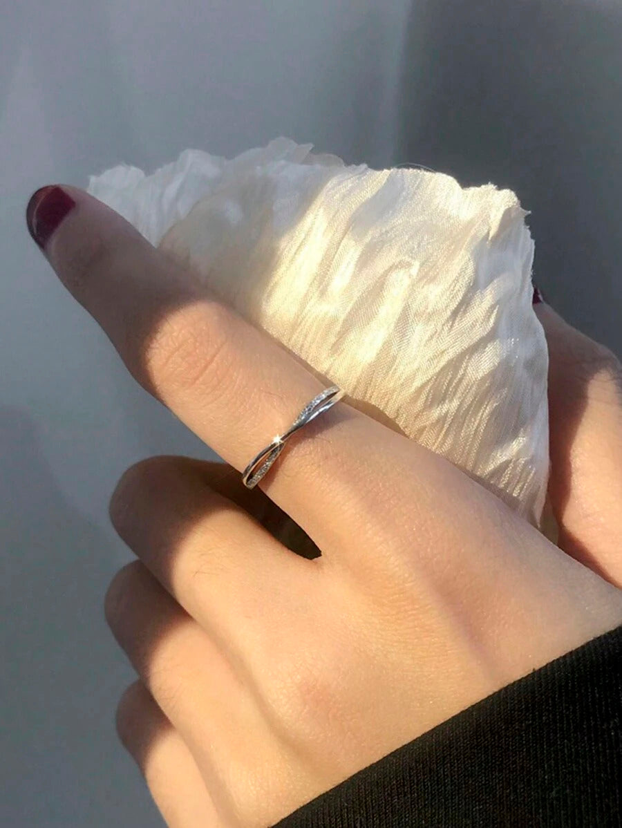 1個 シンプルラインクリスクロス調整可能リング、エレガントなミニマリストスタイル、毎日の着用に適しています