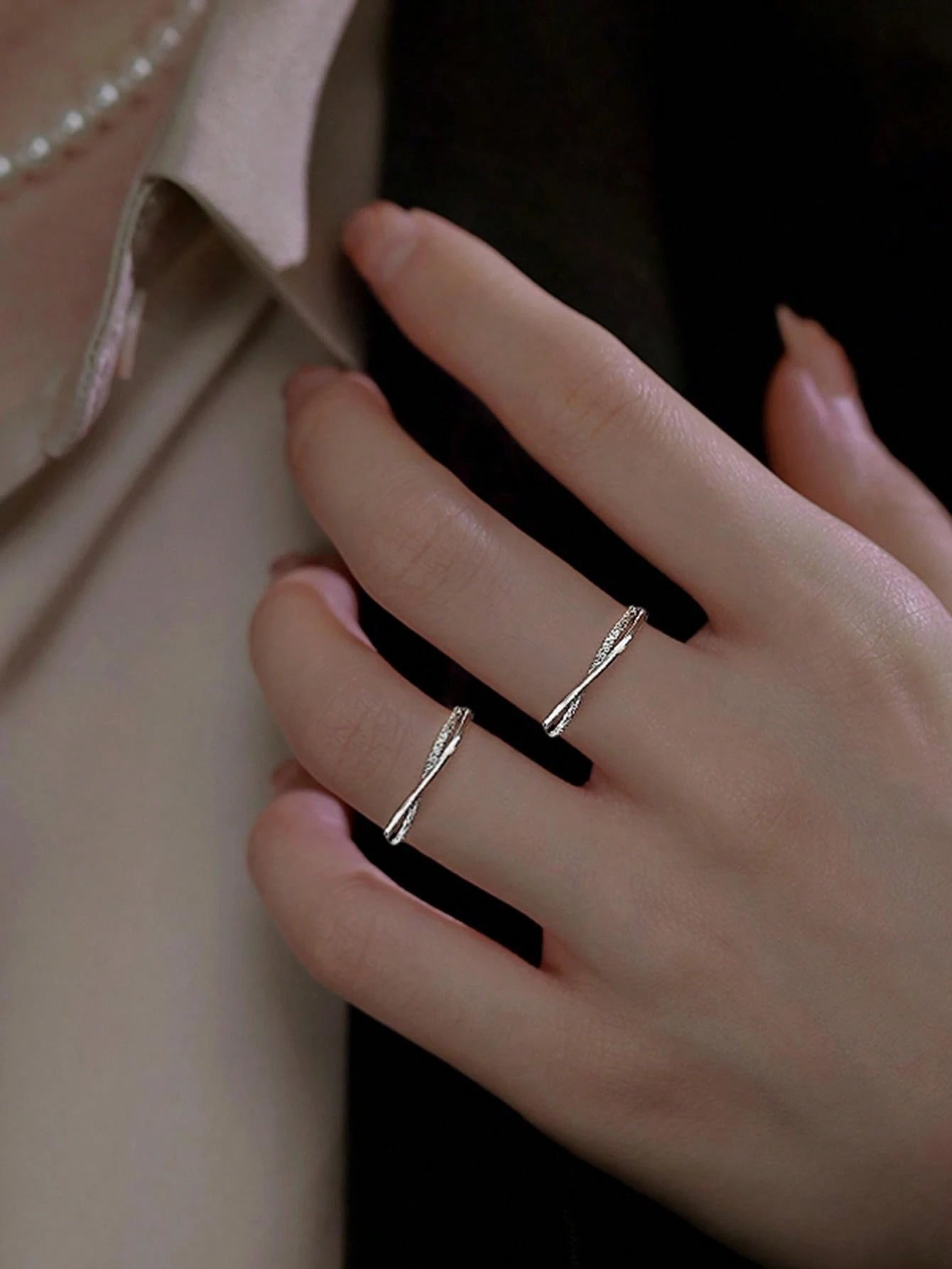 1個 シンプルラインクリスクロス調整可能リング、エレガントなミニマリストスタイル、毎日の着用に適しています