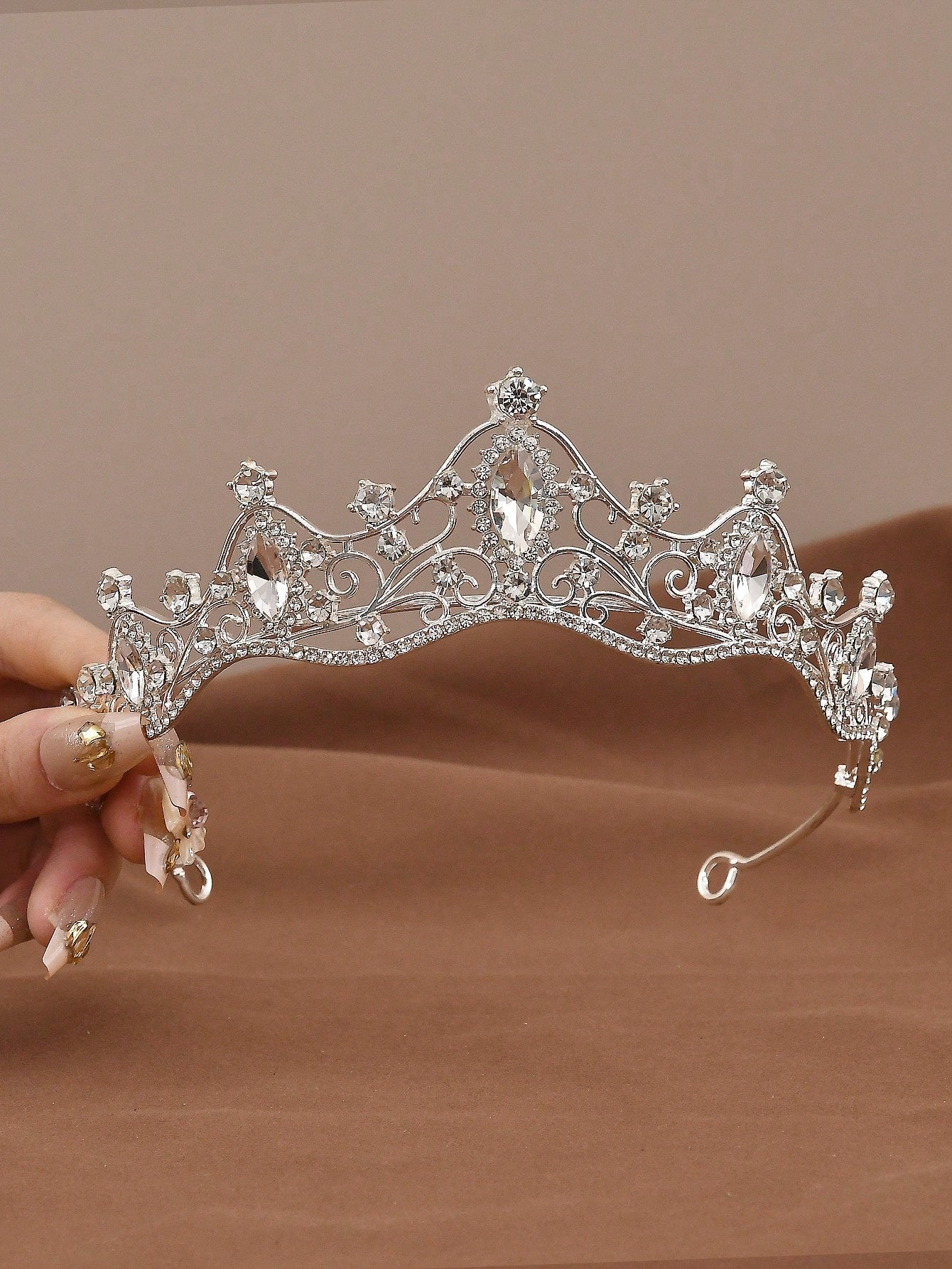 天使のデザインとキラキラしたラインストーンが美しいティアラヘッドピース、18歳の誕生日やウェディング式典に最適、電気不要、羽なし