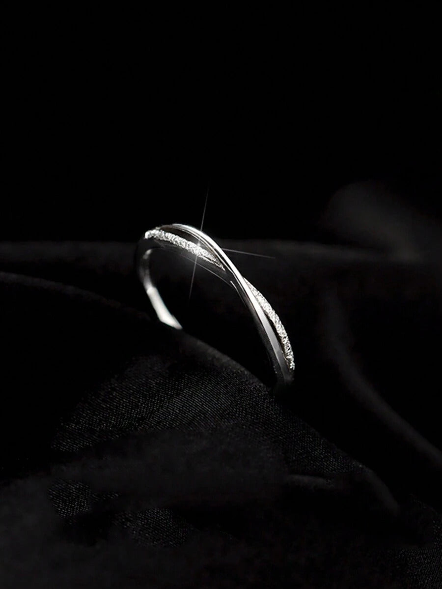 1個 シンプルラインクリスクロス調整可能リング、エレガントなミニマリストスタイル、毎日の着用に適しています