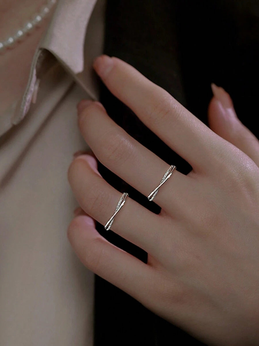 1個 シンプルラインクリスクロス調整可能リング、エレガントなミニマリストスタイル、毎日の着用に適しています