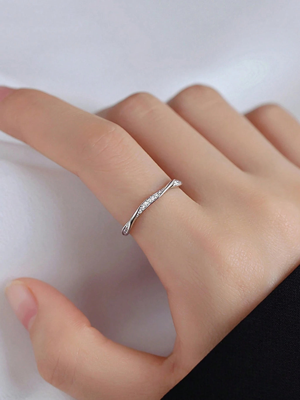 1個 韓国風 シンプルなモビウスリング、女性用 調整可能なインデックス指リング、デザイン性のあるスタッキングインデックス指リング、彼女への贈り物に